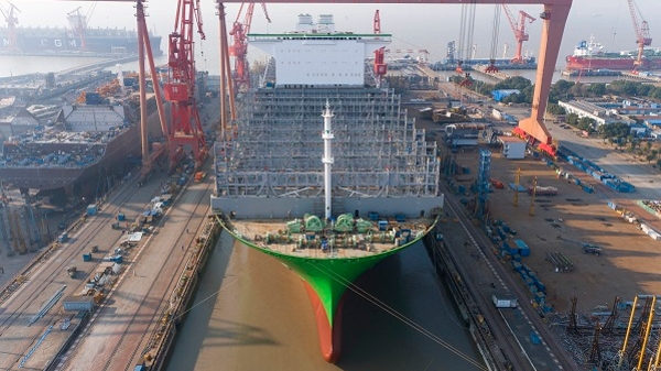 中国首制全球最大型集装箱船在沪东中华出坞