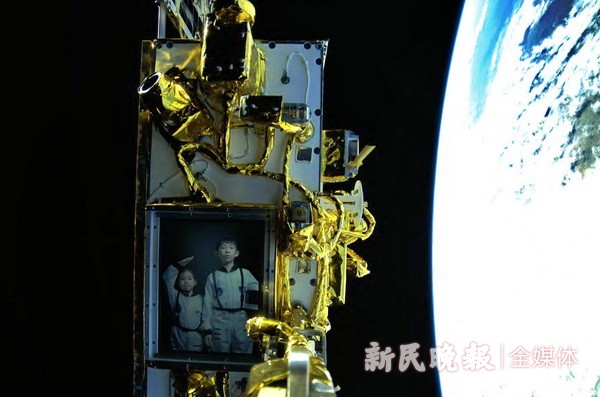 上海小学生通过卫星传送新年祝福