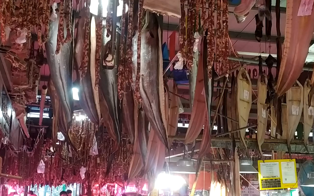 视频|沪上菜场年味渐浓 鳗鲞腊肠香飘四溢