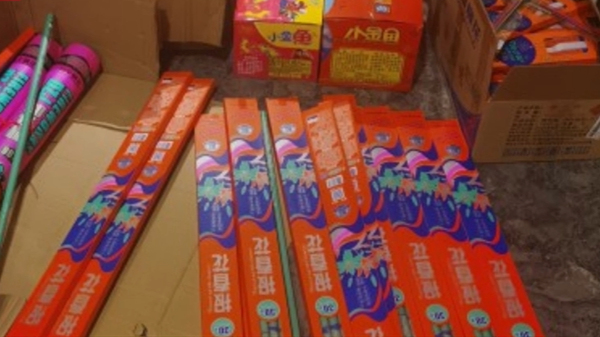 视频 | 上海警方破获非法倒卖烟花爆竹案：商贩往返沪苏两地进货，还没开单就被抓
