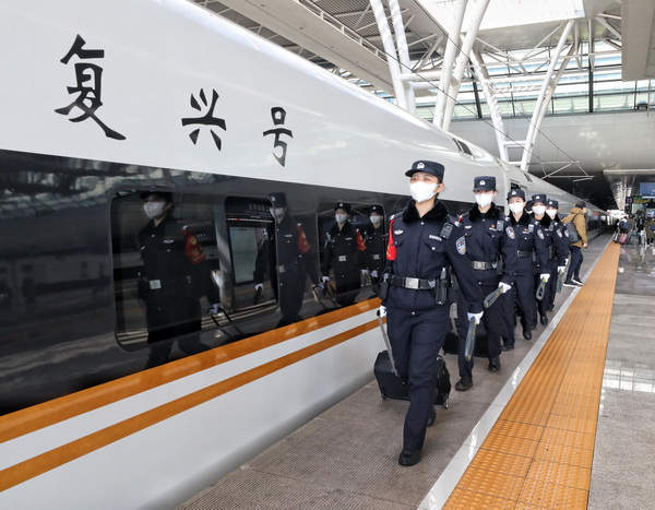 上海铁路公安首支女子乘警组上岗