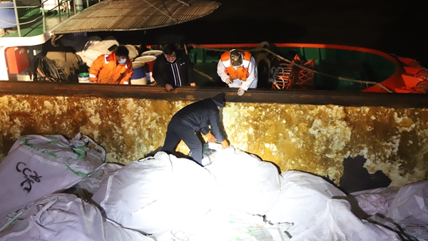 大年初一“不打烊” 上海海警筑牢海上疫情防线 查获涉嫌走私冻品300余吨