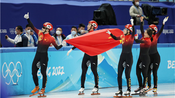 天时地利人和，中国冬奥首金来了！短道速滑混合团体接力惊心动魄