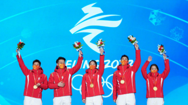 中国短道速滑队登上最高领奖台