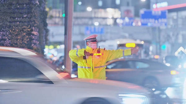 上海警方“三个不断”应对雨雪恶劣天气，交警提醒：避免猛打方向和踩紧急制动