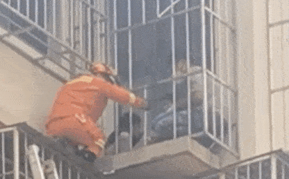 两名儿童被困火场 装修工人徒手爬六楼救人