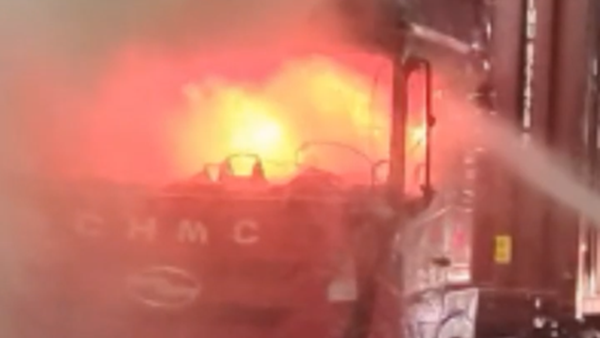 视频 | 一货车在隧道内突然起火 20余名消防员合力将火扑灭
