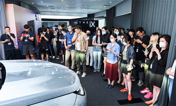 世界首台变色概念车BMW iX Flow惊艳亮相