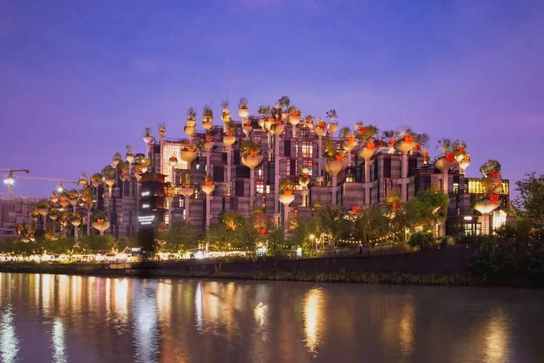 真·少女心爆棚！上海“古巴比伦空中花园”竟长出115个发光蝴蝶结！还有潮流集市惊艳亮相！