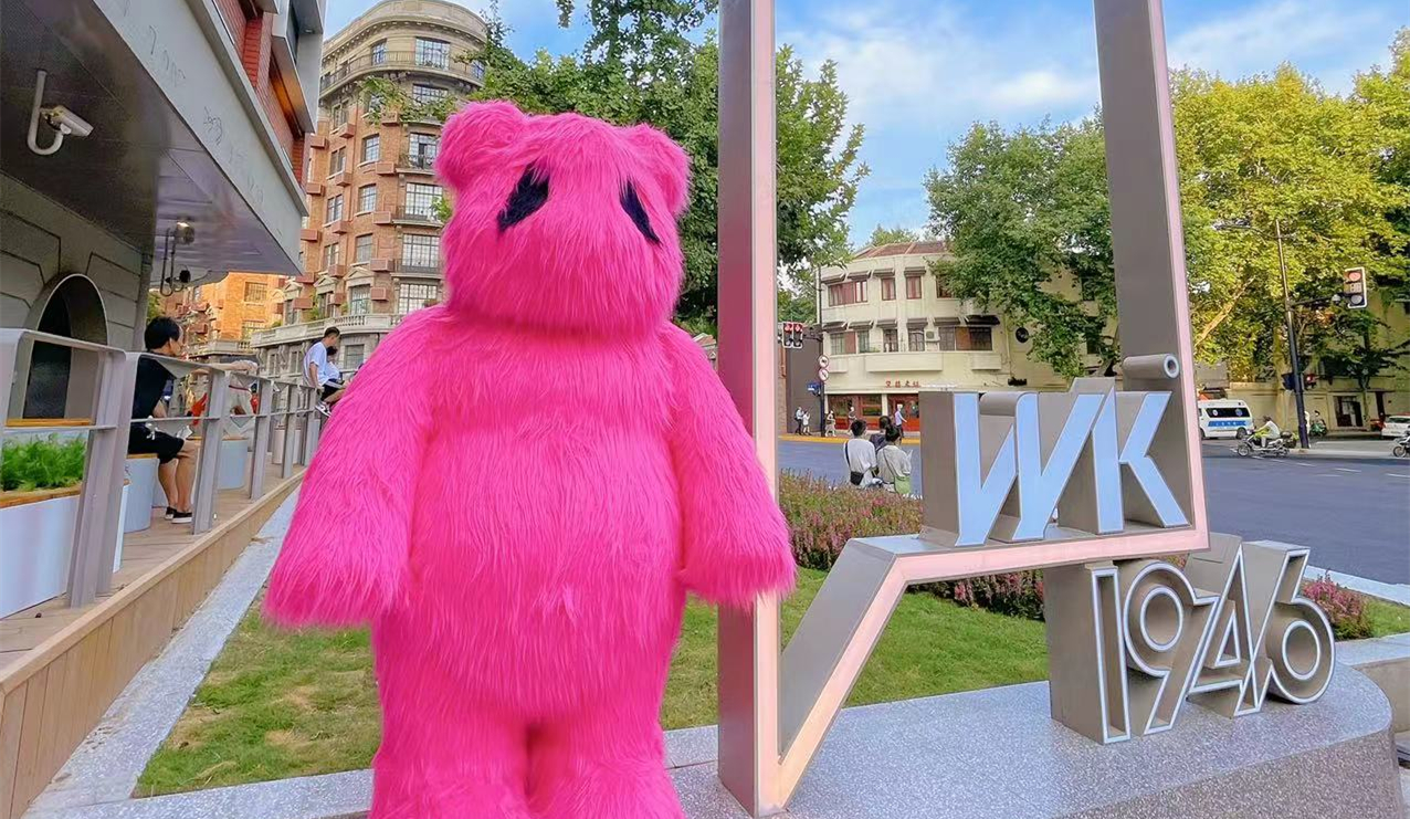 长宁街头新添一个潮流打卡地：粉红大熊超吸睛，和武康大楼面对面！
