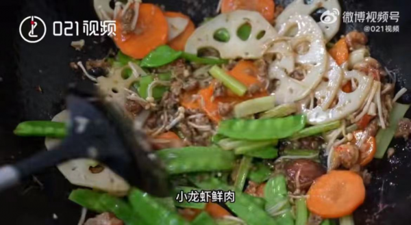 油炸小馄饨、肉末炒豆角……上海小哥脑洞大开，用月饼边角料做出一桌菜！