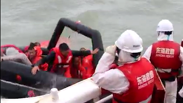 視頻 | 臺風天貨船進水傾斜 13名遇險船員獲救脫險