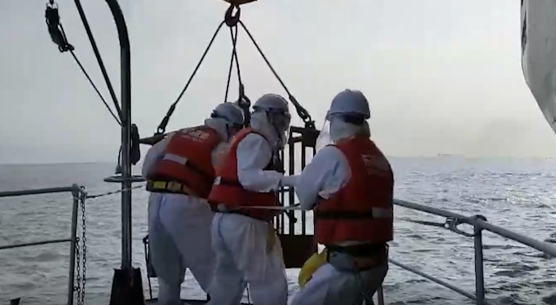 視頻 | 長江口一外籍船員受傷 “東海救321”輪前往救援