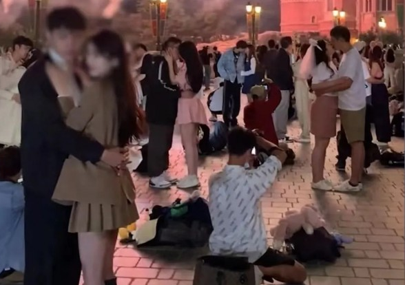 上海迪士尼情侣“流水线式”接吻拍照？网友直呼尴尬到抠出城堡！