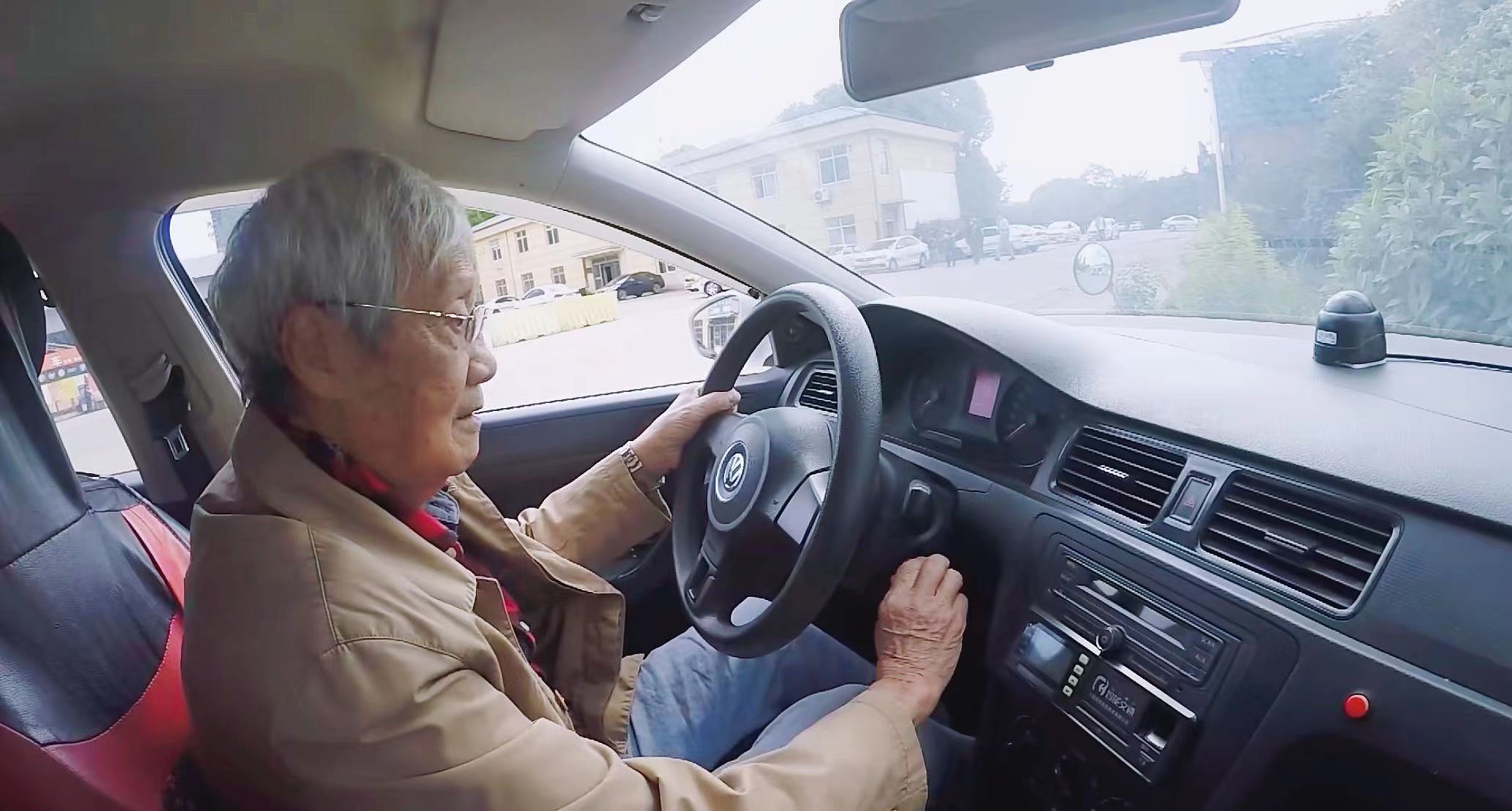 95岁上海老伯学开车，刷新上海最高年龄纪录！科目一已通过！