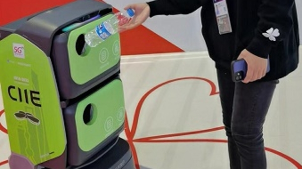 “环保机器人”移动式回收塑料瓶 进博会上的那些低碳减塑瞬间