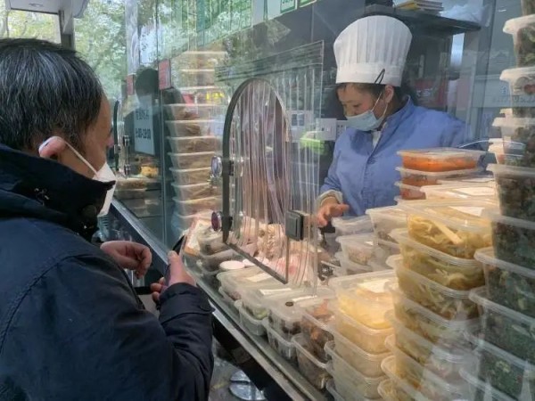 上海淮海路现场直击：光明邨鲜肉月饼不排队了？已有阿姨爷叔出来买熟菜！