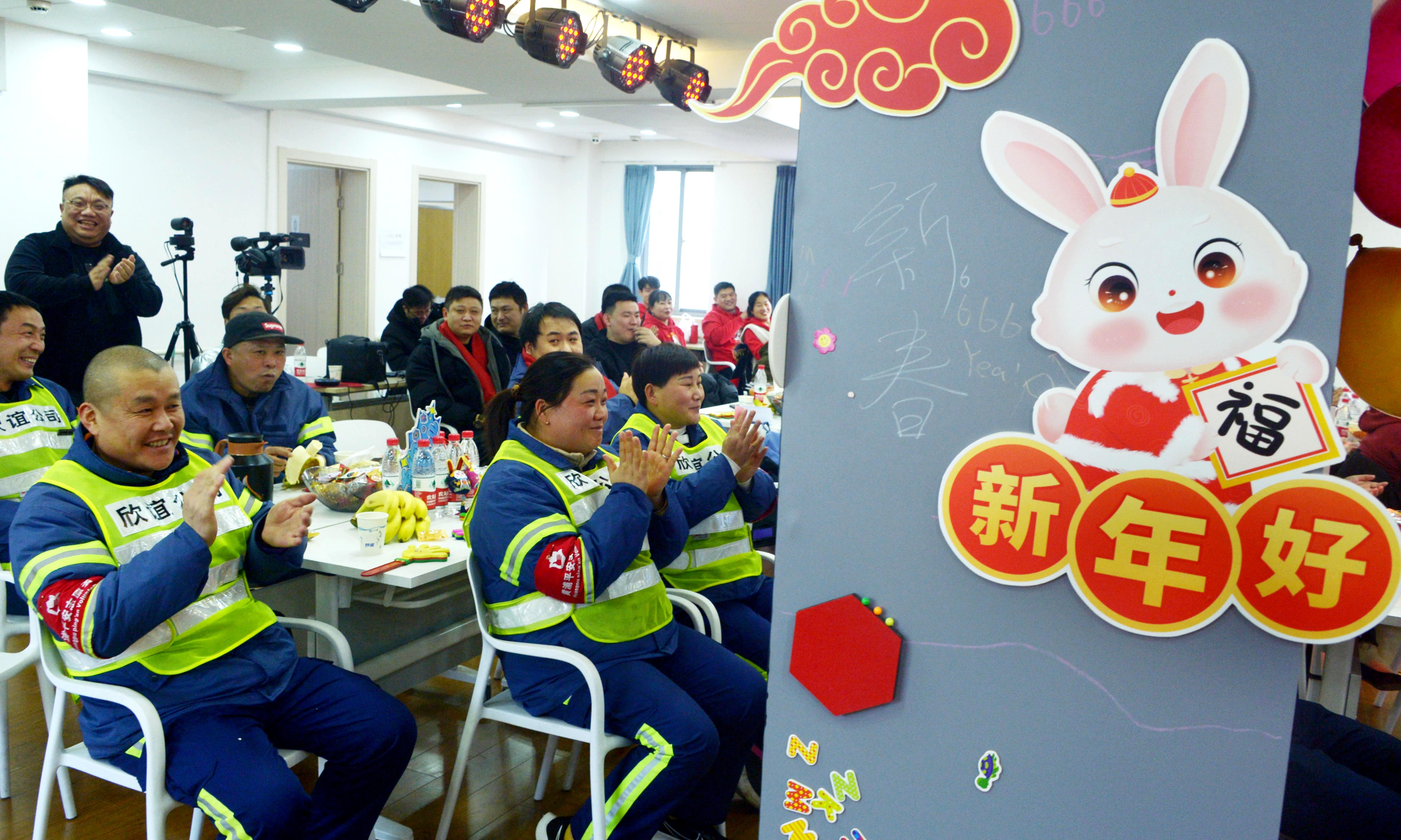 春节留守环卫工在沪开心过大年