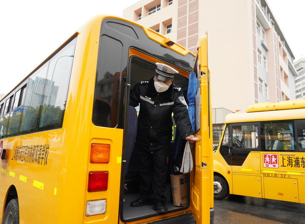 浦东交警开展开学前对集中校车“体检”