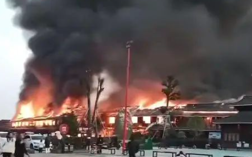 浓烟滚滚！著名景区突发大火，有游客惊慌逃避