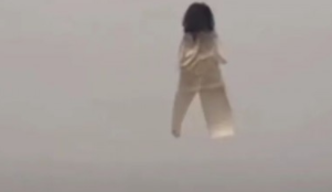上海天空惊现人形风筝！网友：可以接地气，不可以接地府！