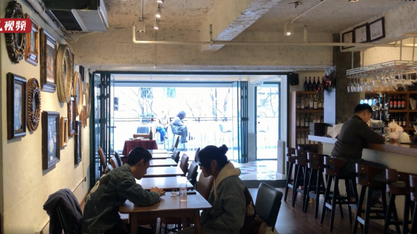 视频|上海这家咖啡馆让书迷惊叹：仿佛穿越到巴黎的莎士比亚书店