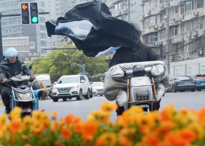 人打飘，车在晃！上海人被“土台风”吹傻了！什么时候停？气象台说…