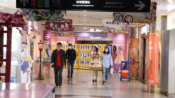 视频 | 上海香港名店街即将装修停业，年轻人来和青春道别，你在那买过什么？