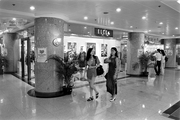 沪上几代年轻人的回忆！香港名店街关门，你还记得它曾经的样子吗 | 新民老照片
