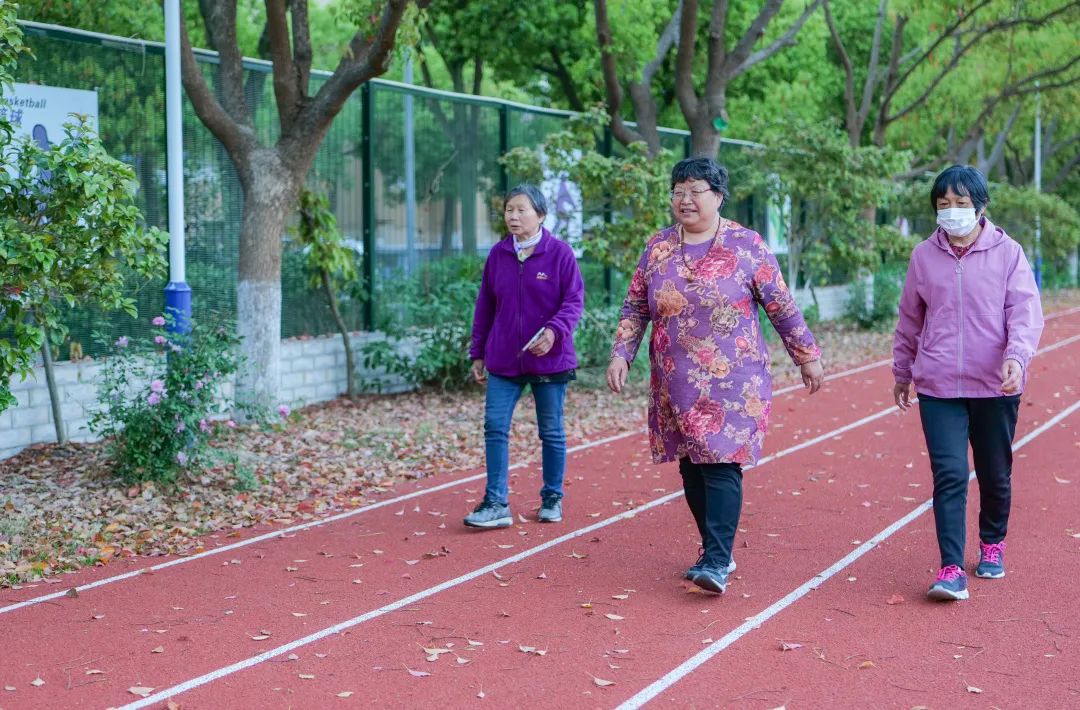 半岛·综合体育塑胶跑道、篮球场、滑滑梯……学校体育场地免费开放啦！强身健体来奉贤(图1)