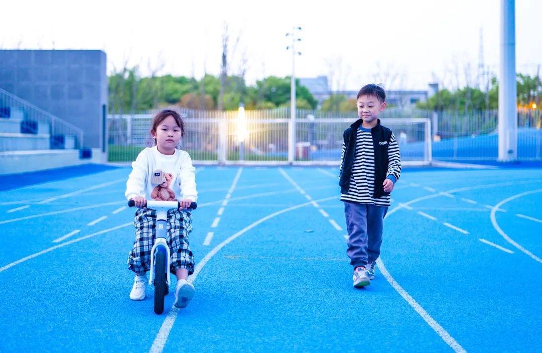 半岛·综合体育塑胶跑道、篮球场、滑滑梯……学校体育场地免费开放啦！强身健体来奉贤(图4)