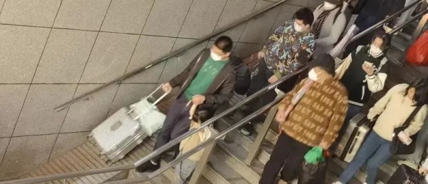 足足3层楼高！上海火车站这段通道太难走！生怕连人带行李滚下去！