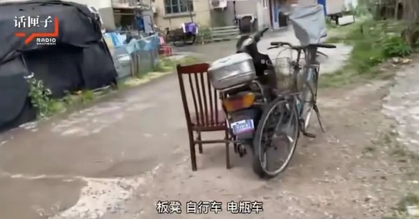 上海老小区惊现“占车位博物馆”！沙发、拖把、浴缸...你遇到过吗？