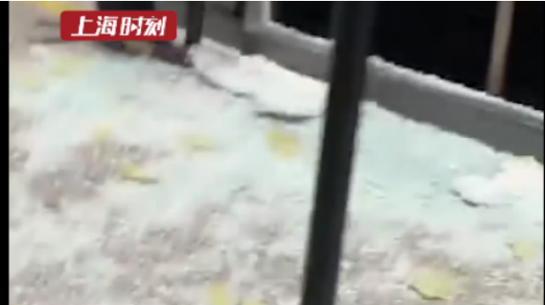 视频 | 网传上海地铁7号线一站台屏蔽门玻璃碎裂，回应：线路运营未受影响，钢化玻璃有极低自爆概率