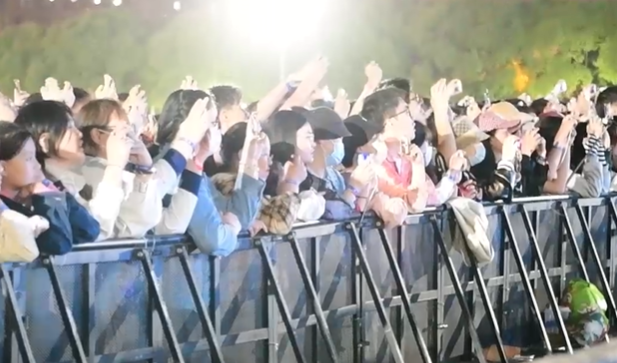 视频 | 歌迷打卡“魔都制躁音乐节” 警方周密部署确保安全