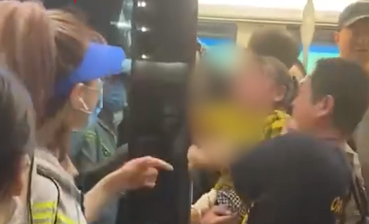 视频 | 有惊无险！小孩儿手被列车门夹住，众人合力拉门安全救出