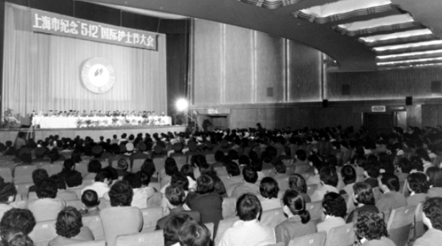 致敬，白衣天使！上海和平公园这尊护士塑像背后的故事 | 新民老照片