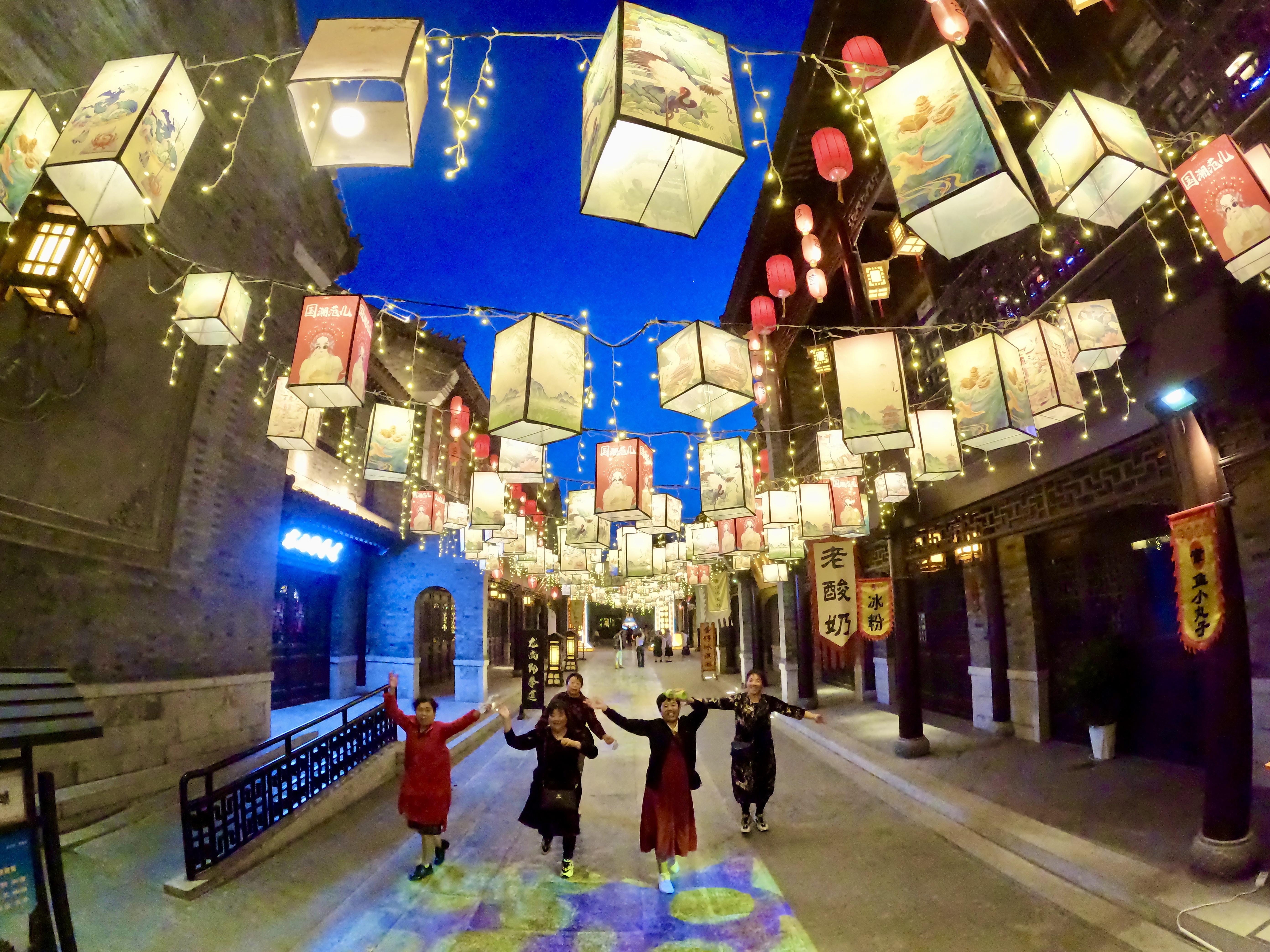古城夜色引游人