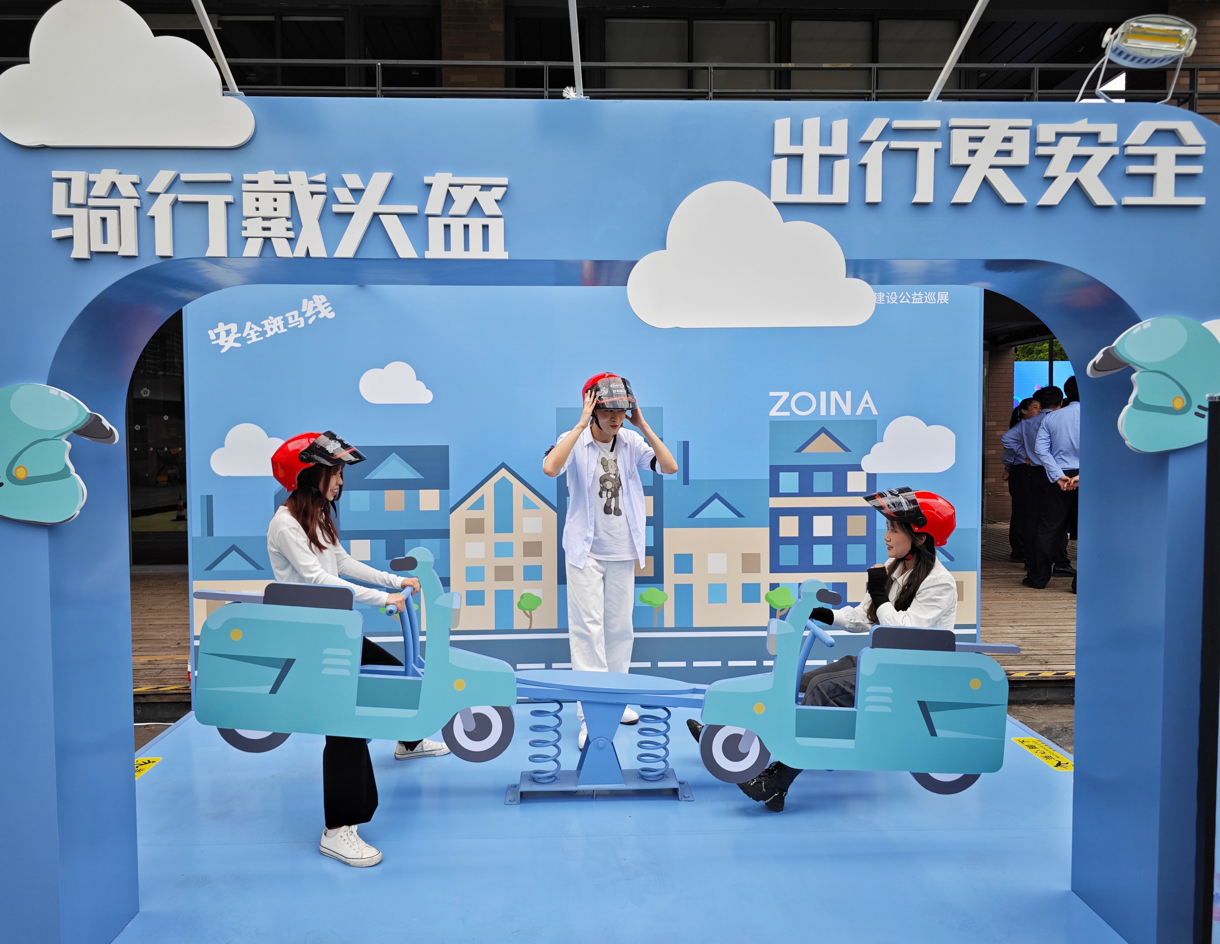 上海市道路交通安全文化建设公益巡展昨日启动