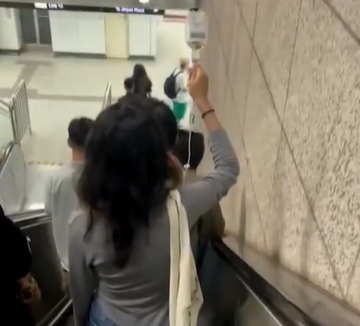 深夜上海地铁站拍下心酸一幕！女子举吊瓶赶末班车！本人发声→