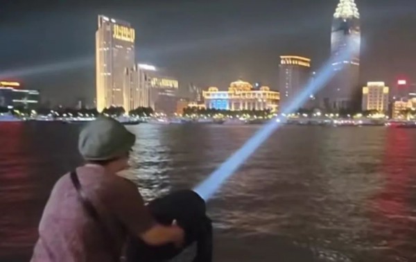 太危险！大妈在上海黄浦江边掰射灯玩！网友：这灯是拿来玩的吗？