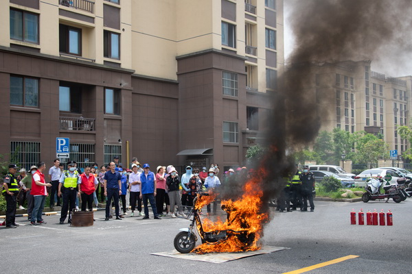 金山消防节前开展电动自行车燃烧实验 实景展示深入人心