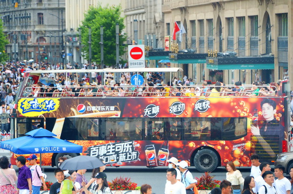 双层观光巴士将退役  引来市民游客纷纷乘坐