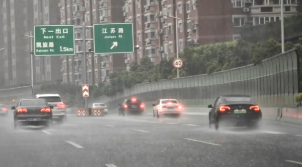 今天还有大暴雨！昨晚许多人“开船”回家！又见居民家淹水！上海连夜抢排!