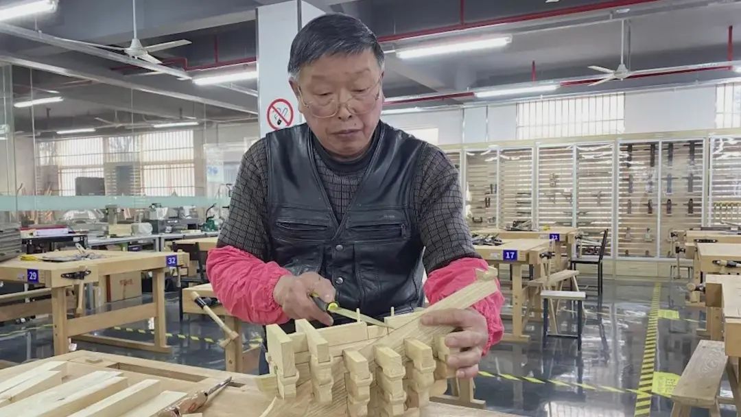 上海工匠顾惠明：心心在一艺难舍木材香(图3)