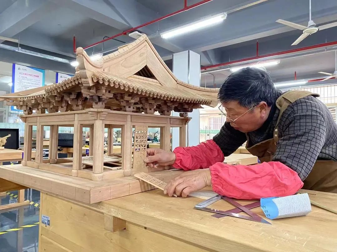上海工匠顾惠明：心心在一艺难舍木材香(图2)