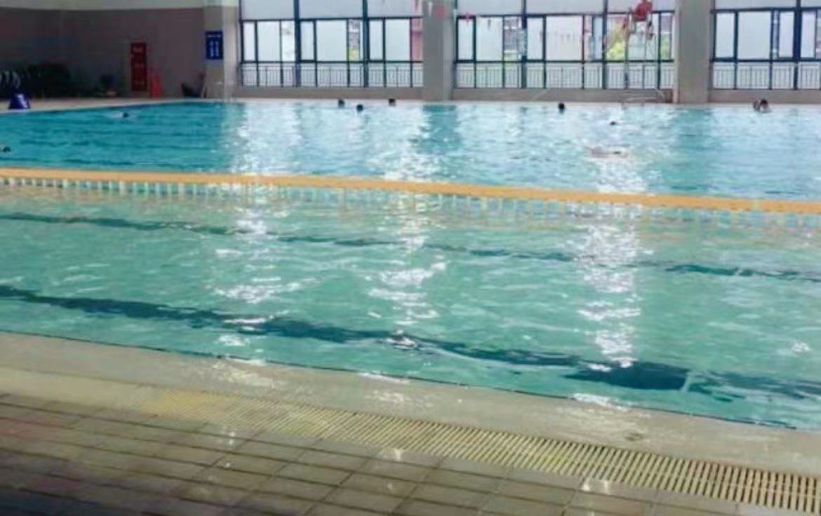 震惊！上海一泳池内发现恶心物！泳客看了一眼，闻了一下！确认是...网友炸了