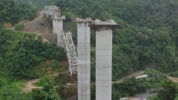 印度一在建铁路桥坍塌，已致超17名工人死亡、多人受伤