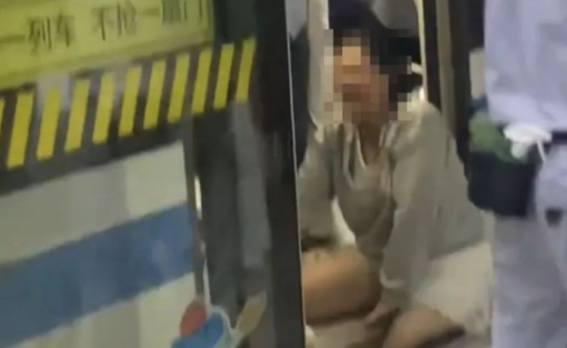 上海地铁早高峰，女子大腿卡进站台缝隙，网友直呼“看得心惊肉跳”