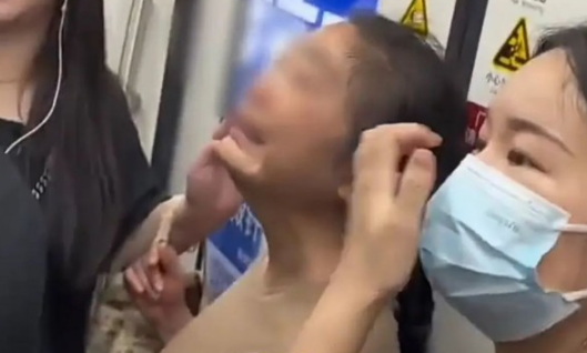 上海一女子被地铁门夹背疼痛大哭！好心乘客果断转动紧急装置！这样做对吗？